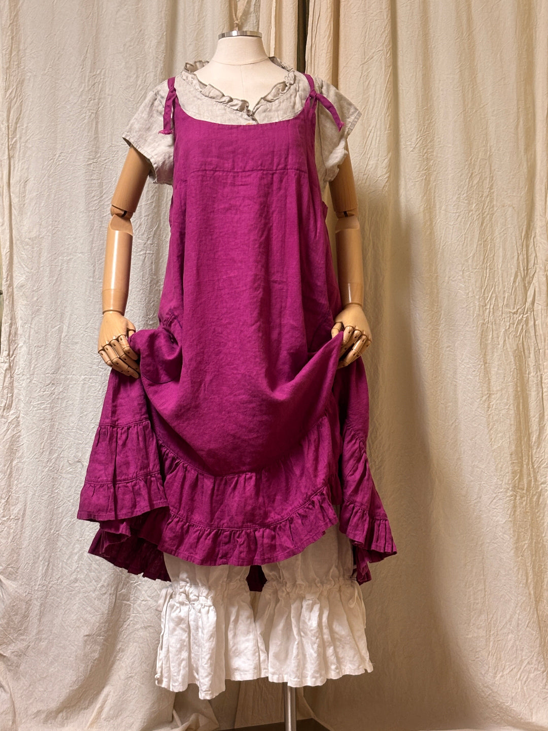 Emma Pinafore, Linen