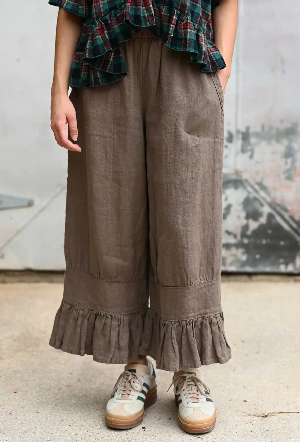 Janis Bloomer Long, Linen