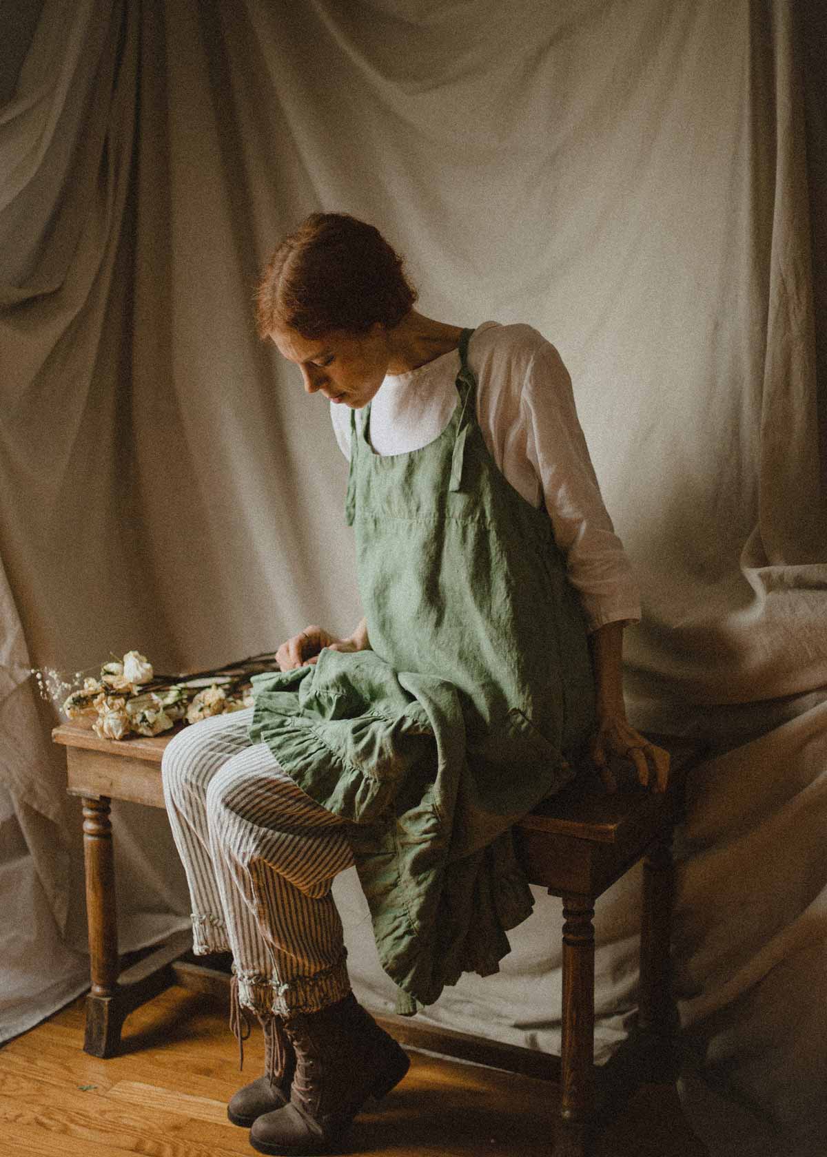 Emma Pinafore, Linen
