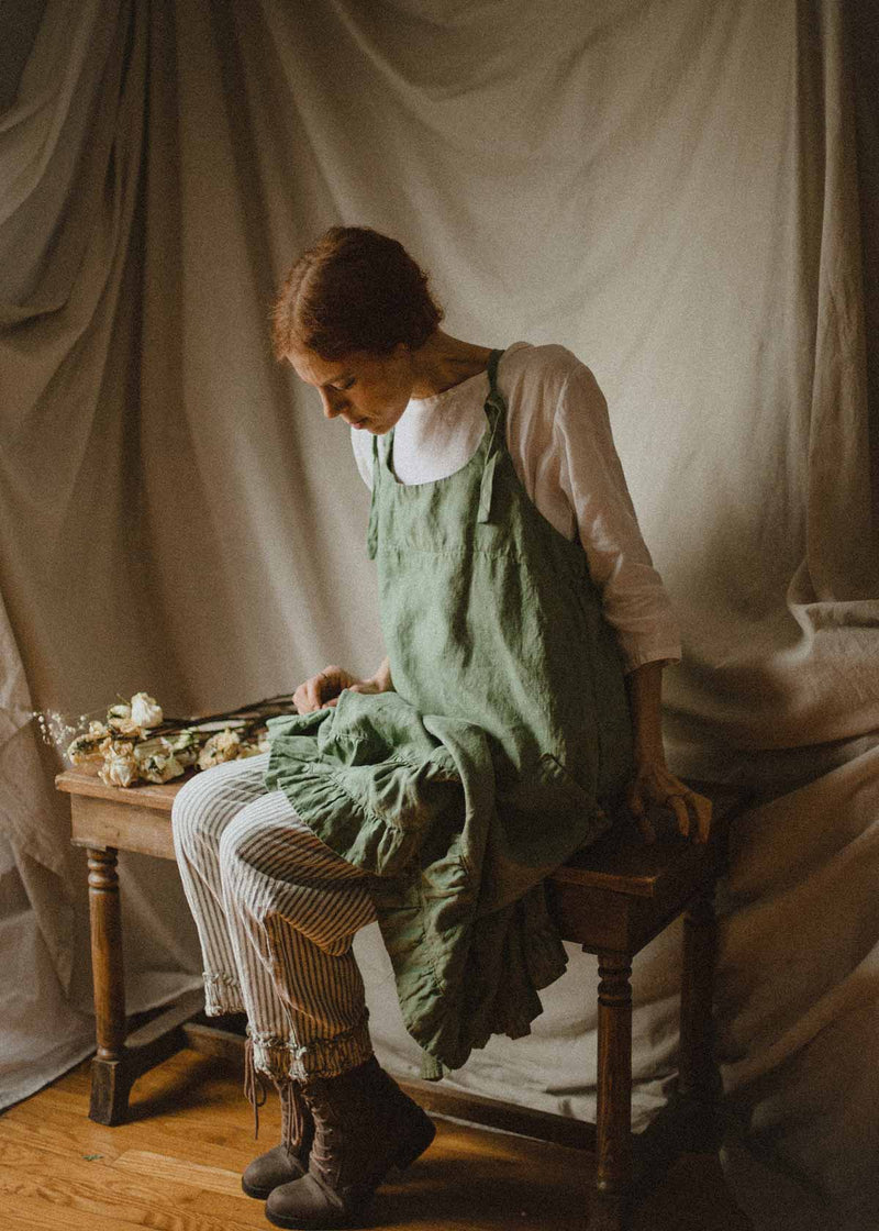 Emma Pinafore, Linen